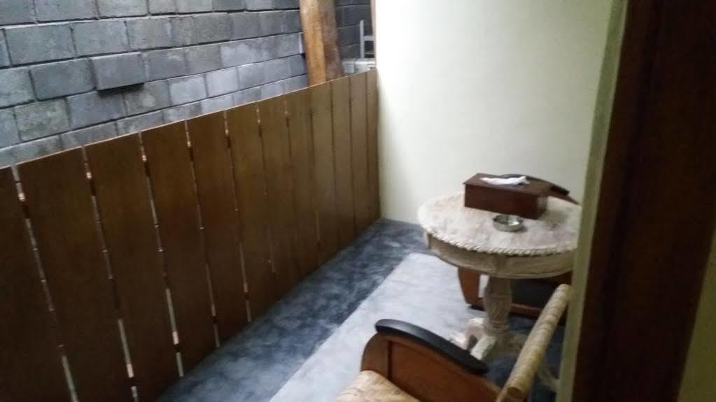 Ndalem Mj Homestay 요그야카르타 외부 사진